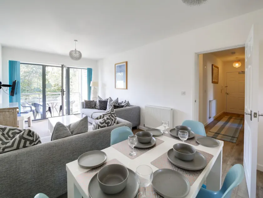 Apartment-Eigenes Badezimmer-Balkon-2 Bedroom - Image 1