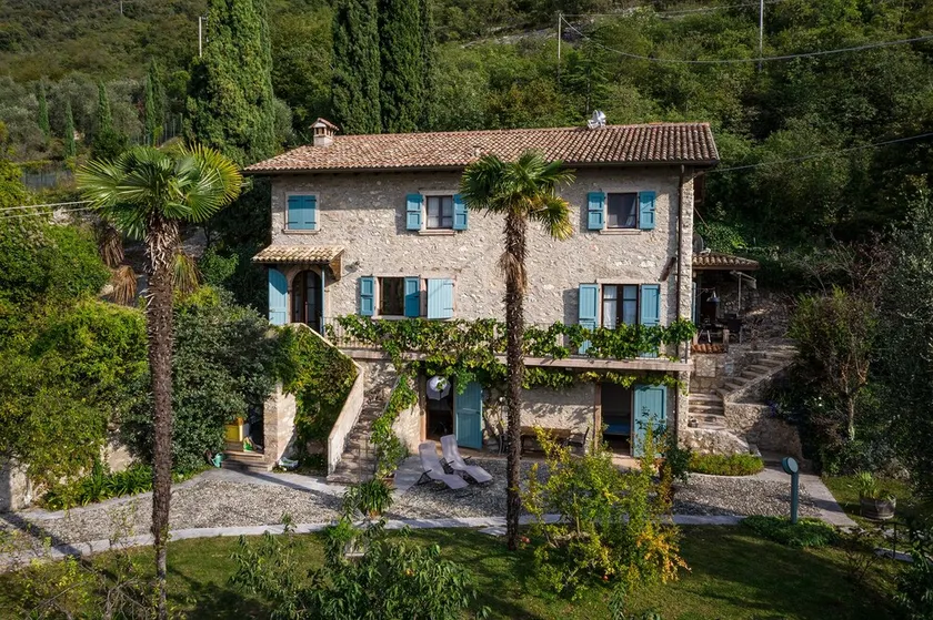Finely furnished farmhouse with parking, wi-fii, garden and breathtaking view! - Image 1