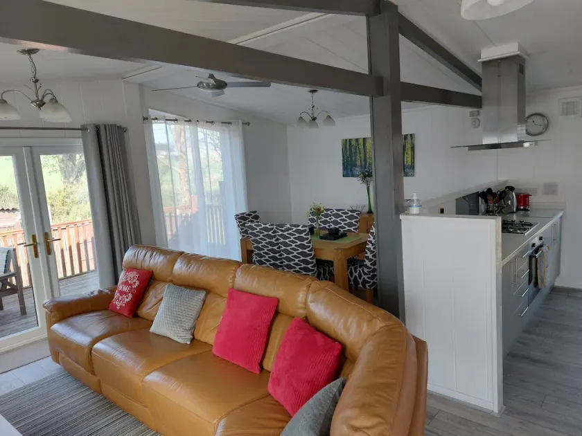 40ft x 20ft luxury holiday lodge near Scarborough; 3 bed, sleeps 6, hot tub - Image 1