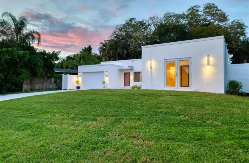 Tropical Shores Retreat - 10 Minutes to Siesta Key Beach - Image 1