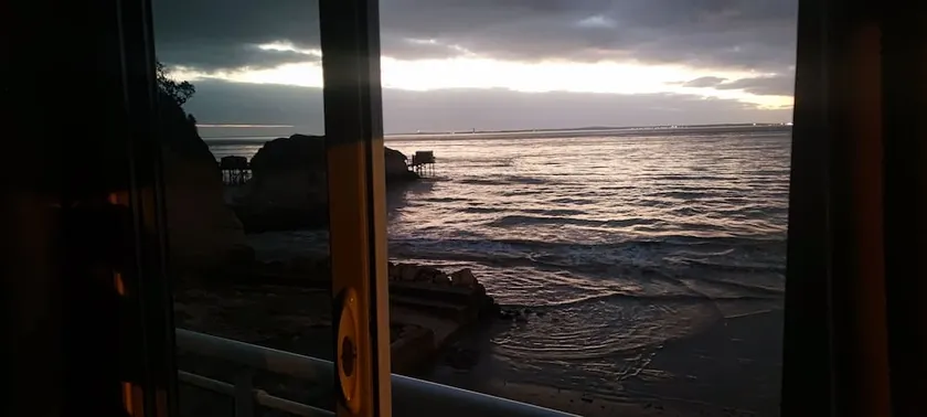 panoramisk havudsigt, boliger på en vild strand - Image 1