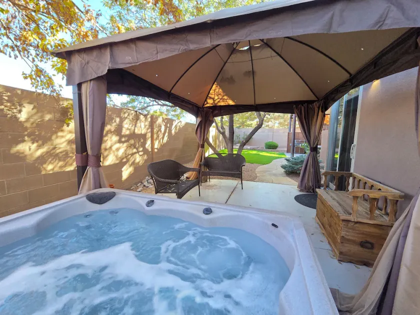 \" Santa Fe Style\" 4bedrooms, Hot tub and Pets Welcome, 5G Fiber WiFi ! - Image 1
