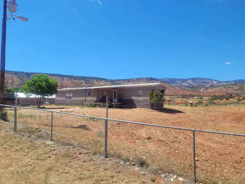 2 bedroom home surrounded by beautiful mountains! - Image 1