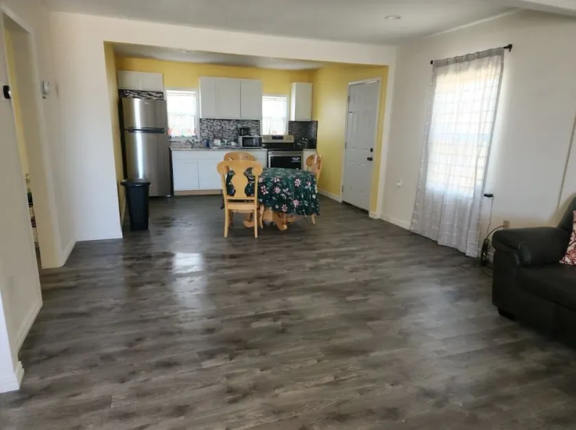 Casa espaciosa de 2 habitaciones | Wi-Fi rápido | Estacionamiento gratuito - Image 1