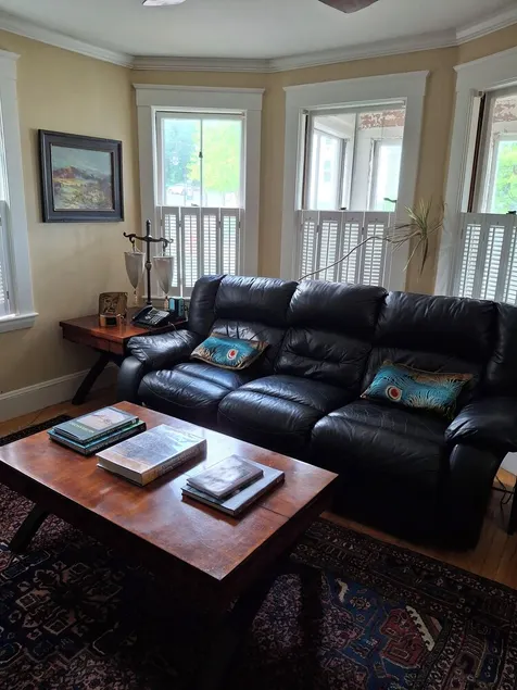 2nd Floor Apartment 5 minutes to the subway to Boston & Cambridge. - Image 1
