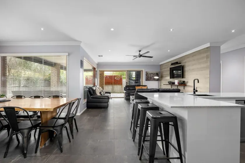 Luxury Coastal Escape - Spacious Group Accommodation - Image 1
