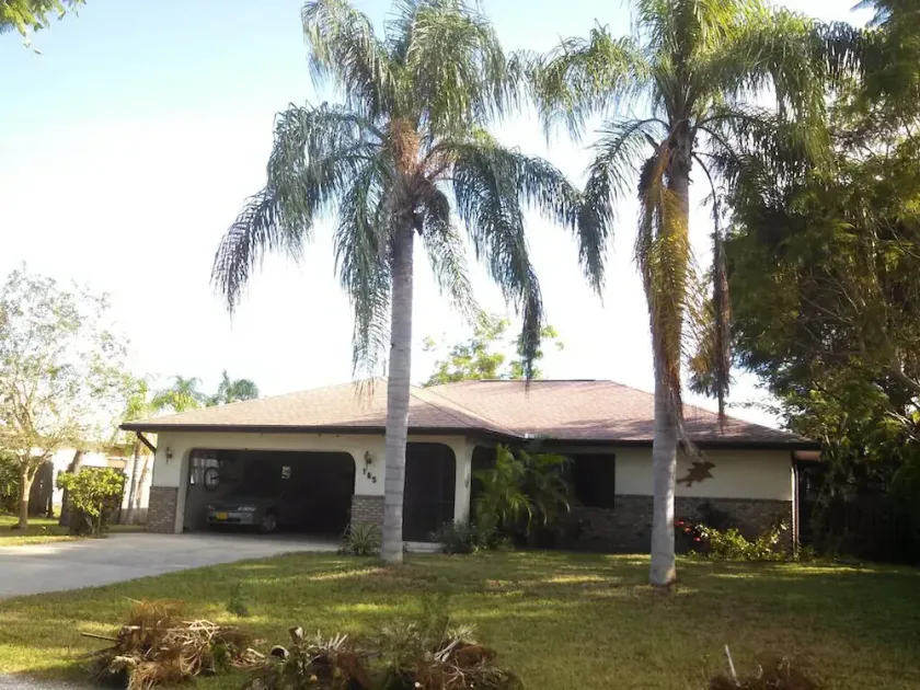 Private home with rear fenced in yard with pool - Image 1