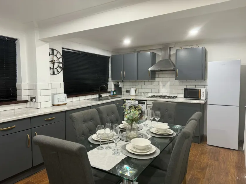 Stylish & Cosy Home in Bridgend with free parking - Image 1