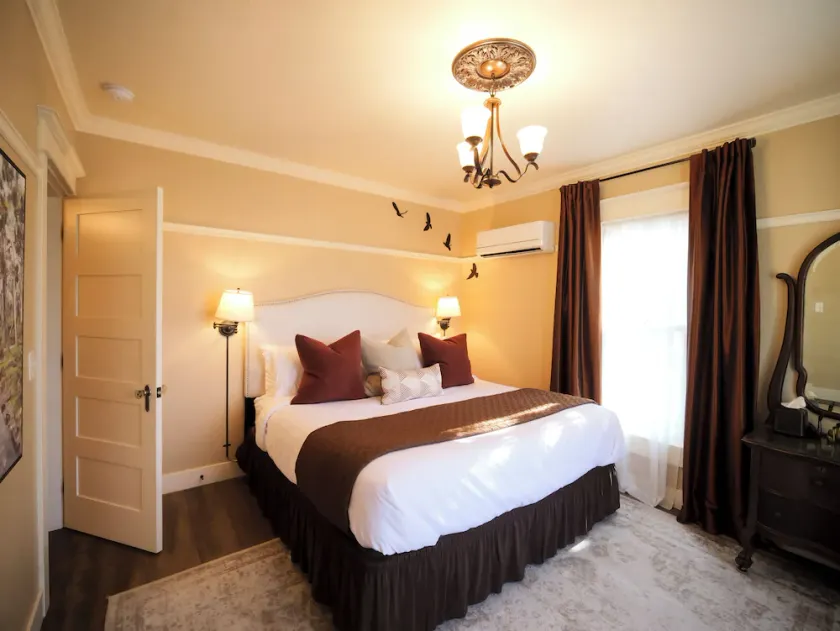 Charming 1 BR Orliena Suite in historic downtown Ashland, OR. Walk to the Oregon Shakespeare Festival, shops, and dining. Features a kitchenette, plush queen bed, and shared hot tub access. Dog friendly! - Image 1