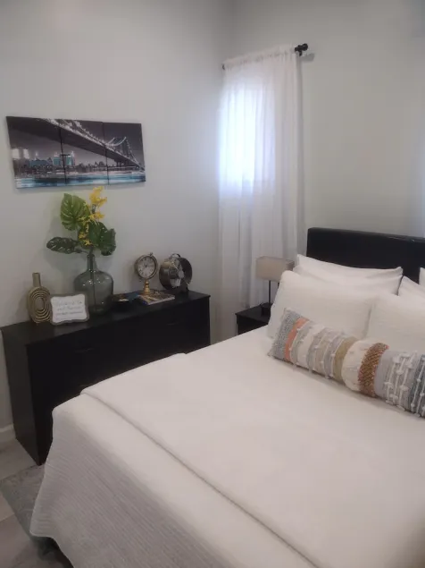 Private, Quiet 1 Bedroom in Amityville - Image 1