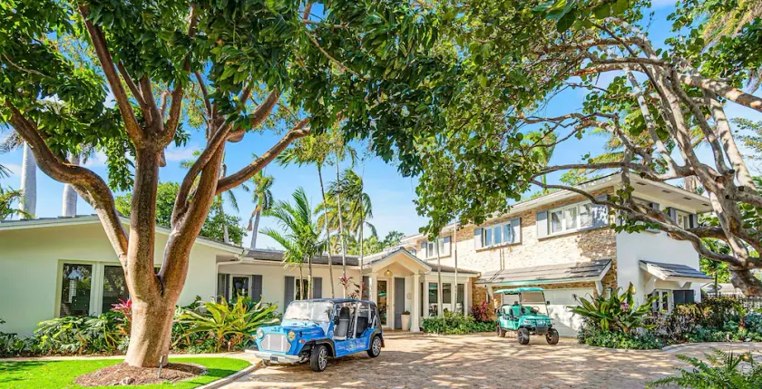 Private neighborhood Heated Pool Walk To Beach Lush Surroundings Harbor Key - Image 1