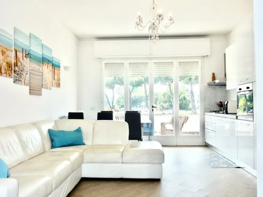 Lovely 3 bedroom apartment on the seaside with 3 bedrooms & 2 bathrooms. - Image 1