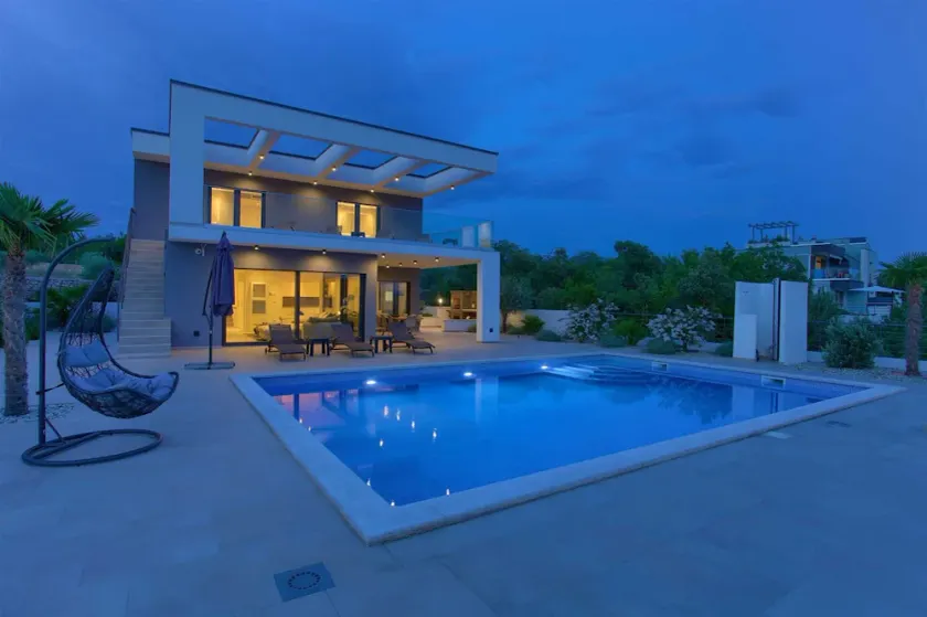 Modern og luksus feriehus  med privat pool i Pinezici, Island Krk, Kroatien med plads til 10 personer - Image 1