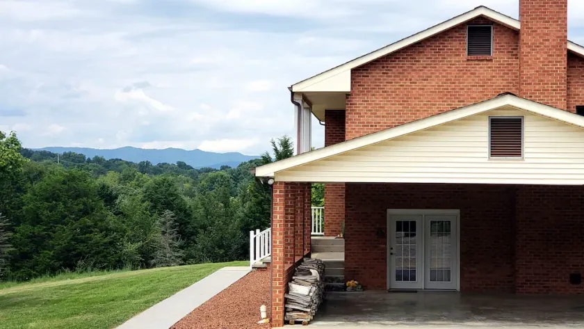 Mountain views on 7 acre lot, nearby hiking, game room! - Image 1