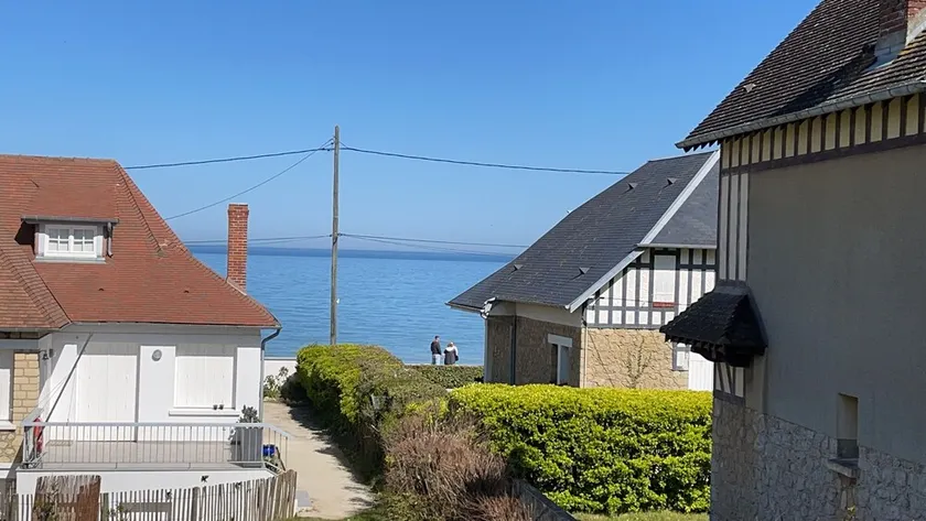 Maison Entièrement Rénovée Située à 50 Mètres de la mer Jardin 4 Chambres 2 SDB - Image 1