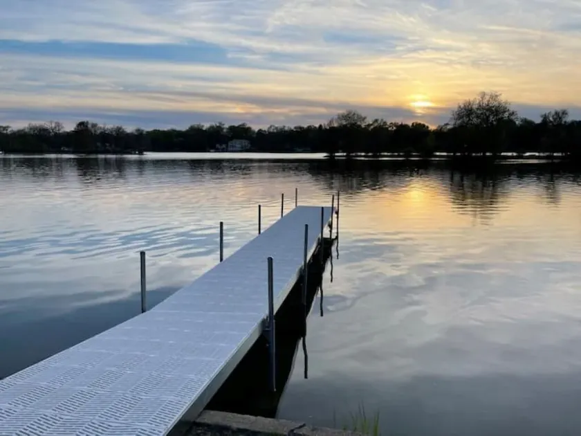 The Cozy Lake House - Image 1