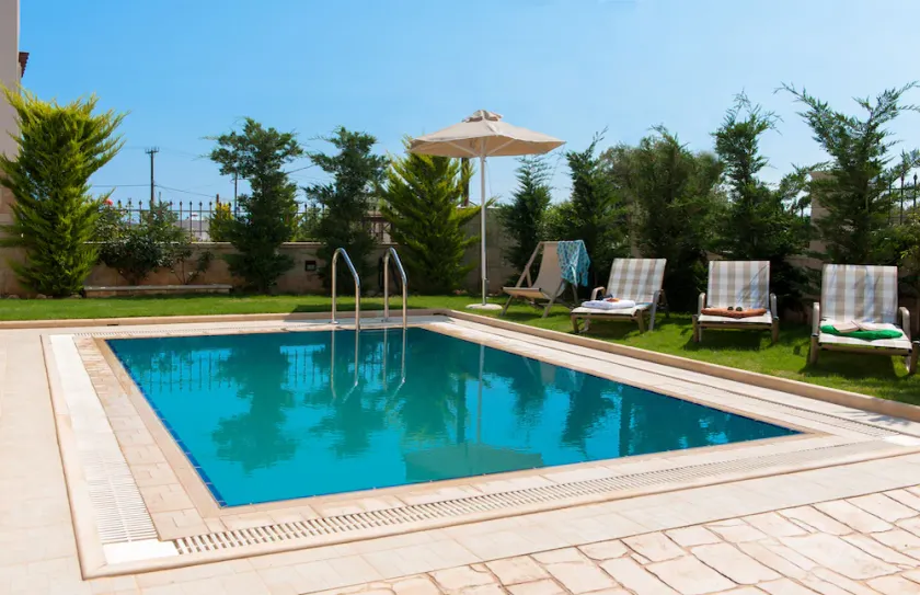 Rummelig og stilfuld PRVT-poolvilla i naturen - Image 1