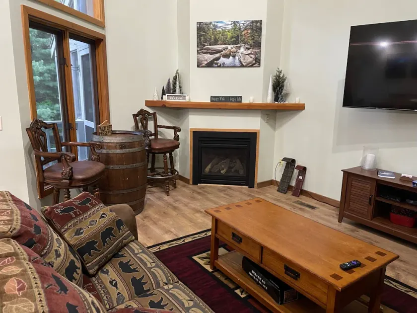Family Getaway in the Heart of North Conway ~ Sleeps 13~ Pool~ Game Room ~ 5BR - Image 1