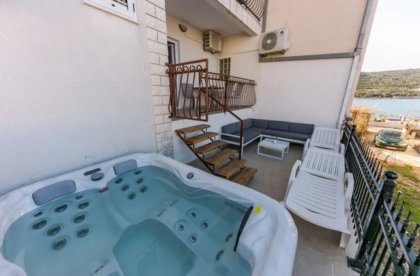 Seafront app with jacuzzi and huge terrace - Image 1