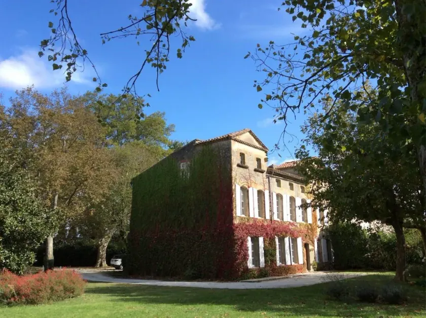 Magnificent Maison de Maitre in a wonderful private parkland with a heated pool. - Image 1