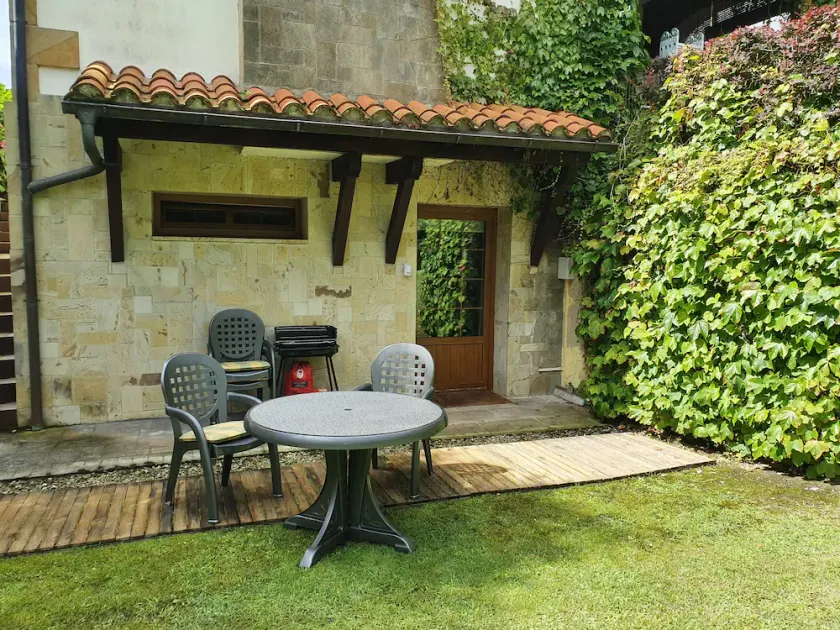 APARTMENT WITH ENTRANCE THROUGH GARDEN IN PRIVATE URBANIZATION 5 MIN FROM THE BEACH - Image 1