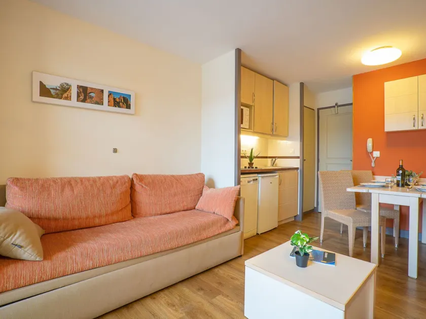 Smuk lejlighed for 4 personer med klimaanlæg, WIFI, pool, TV, terrasse og kæledyr tilladt - Image 1
