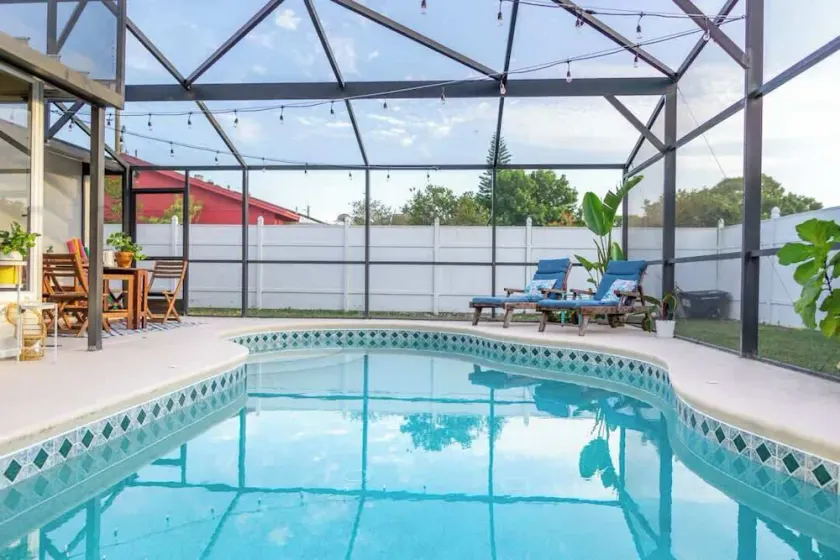 3BR Charming Pool House Near Beaches - Image 1