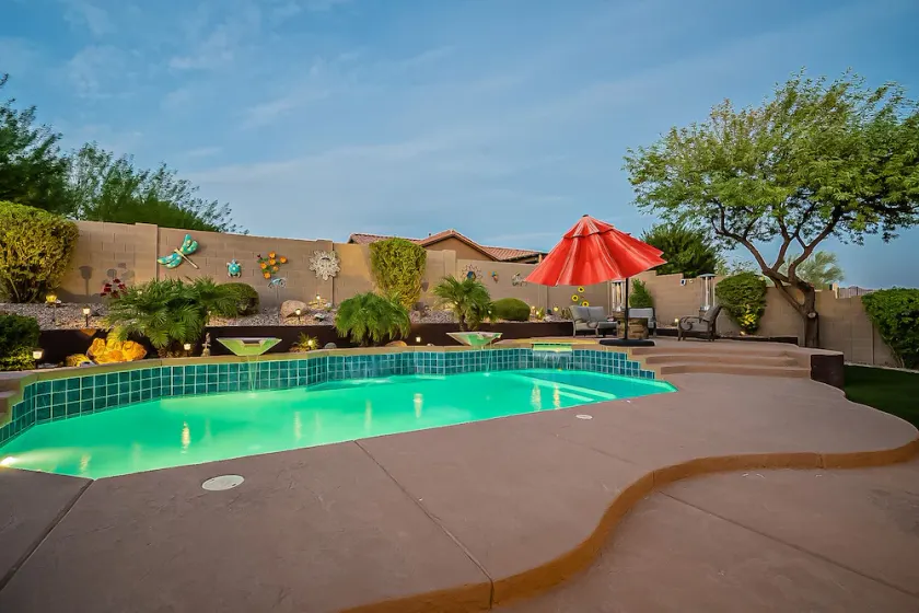 Sparkling clean family retreat with pool, game room, Wi-Fi  golf & Lake Pleasant - Image 1