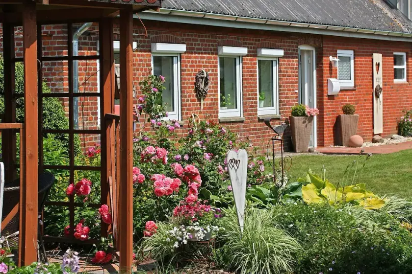 Modernes, Gemütliches Doppelhaus mit Großem Garten und Kaminofen im Schönen Nordfriesland. Wunderbar für Paare und Familien Geeignet, die Sich Abseits des Alltagstrubels Eine Auszeit Gönnen Möchten. Gern Sind Auch Haustiere Willkommen! - Image 1