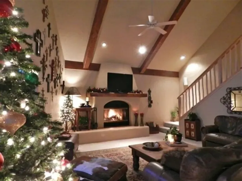 Picture Perfect Luxury Red River Ski Chalet on River- Hot Tub & Pool Table! - Image 1