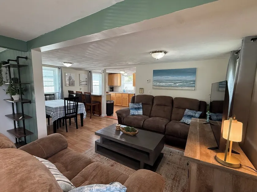 This house is a 1 bedroom(s), 1 bathrooms, located in Warwick, RI. - Image 1