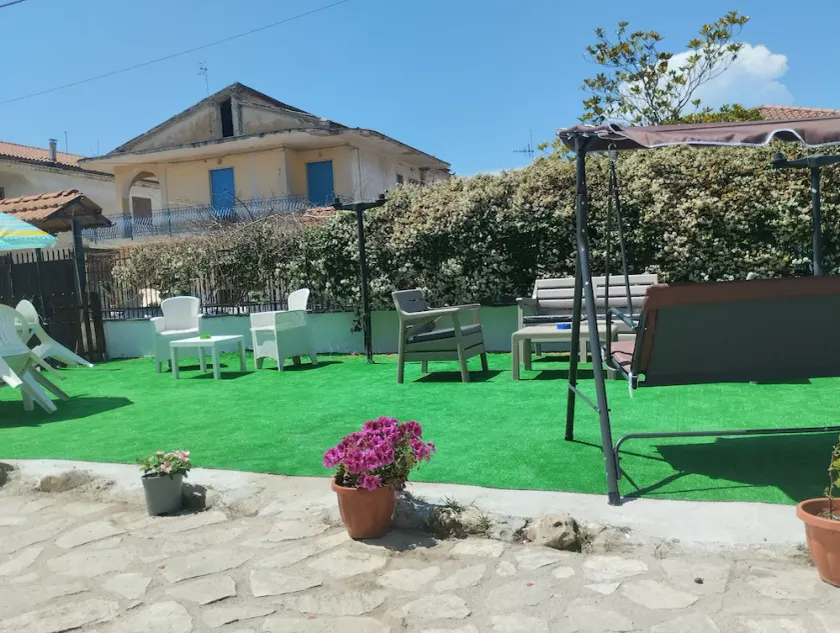 The pink house - Image 1