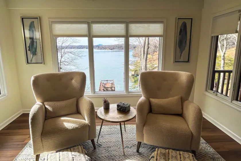 LakeDaze - Spacious dog-friendly lakefront house w/dock, hot tub & putting green - Image 1