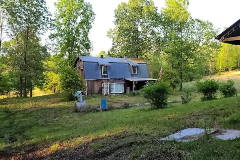 Quiet 2 story Cabin on 32 acres near eleven point river - Image 1