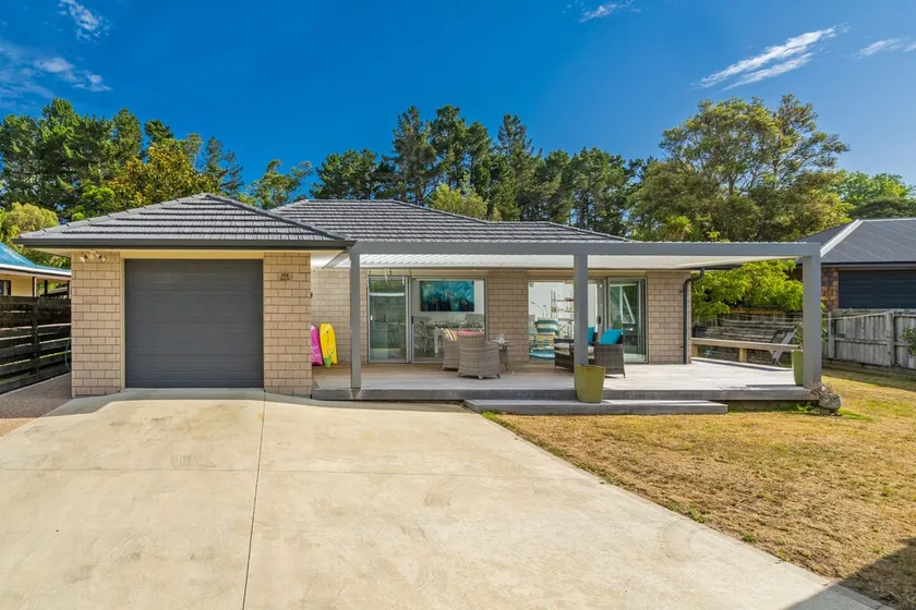 Rose's Beach Pad - Matarangi Holiday Home - Image 1