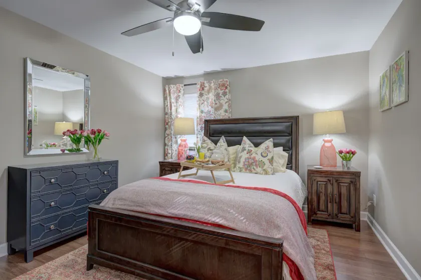 Entire renovated condo in gated community for you - Image 1