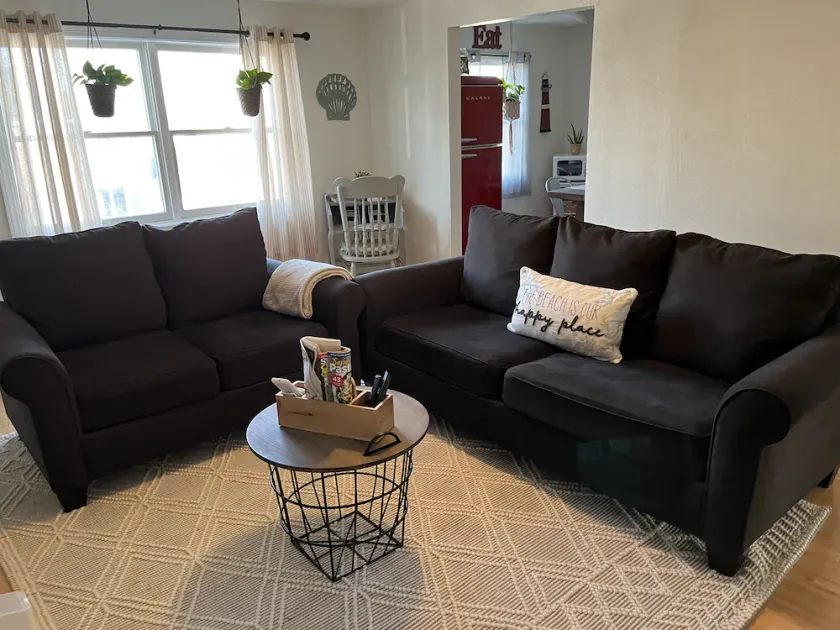Cozy & pretty beach-block, 2-BR condo: short walk to ocean, restaurants & shops! - Image 1