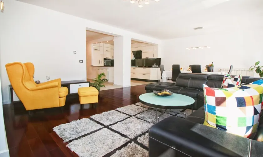 ESMA 1 - Luxury apartment with garden - Image 1
