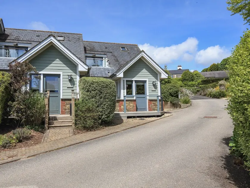 6 Gerichtshäuschen, Hillfield Village, DARTMOUTH - Image 1