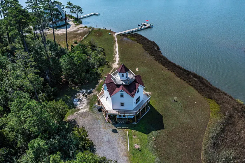 Beacon Bay Getaway: Private pier/large yard/King/Kayaks/SUP - Image 1