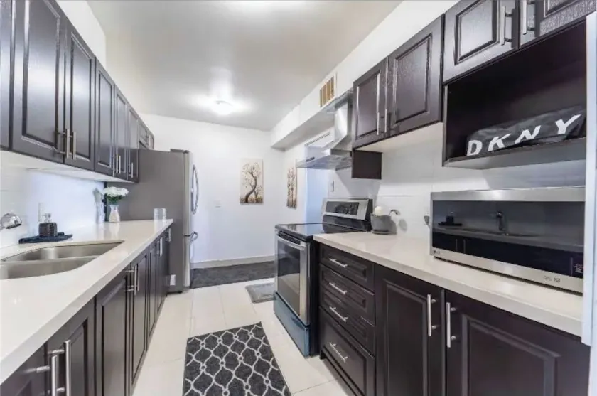 Cozy Delux 2BR + 2BTH in Toronto. Just 9mins from YYZ Airport. - Image 1
