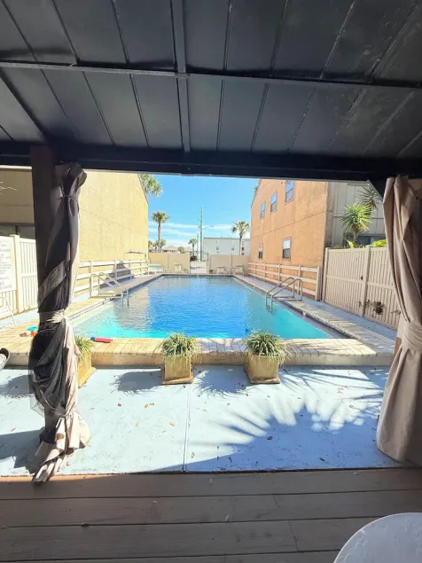 Latitude Adjustment-One block from the beach, shared pool, one dog allowed. - Image 1