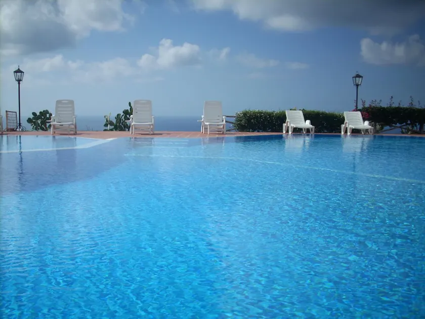 Rymlig semester-app. med pool och fantastisk utsikt över havet, bergen, Tropea - Image 1