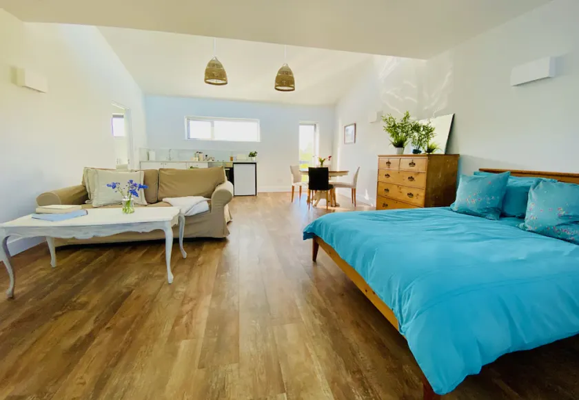 Cosy countryside retreat, edge of Frome near Bath. Pets welcome. - Image 1