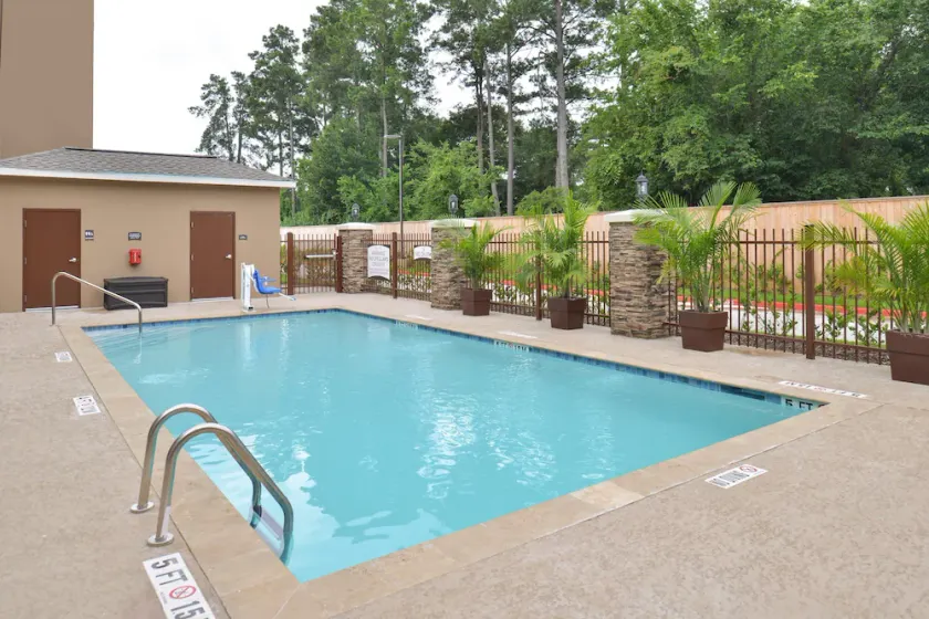Near George Bush Intercontinental Airport! Shared Outdoor Pool + Business Center - Image 1