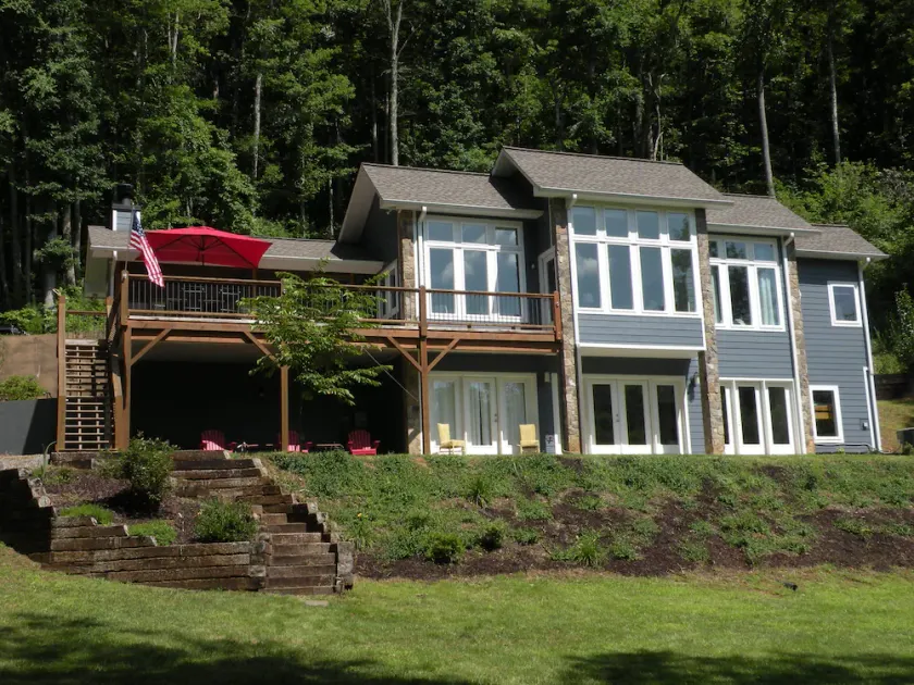 Fantastiske Custom bygget hus lige på Hiawassee River - Image 1
