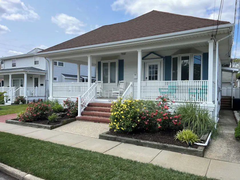 One block from the beach! - Image 1