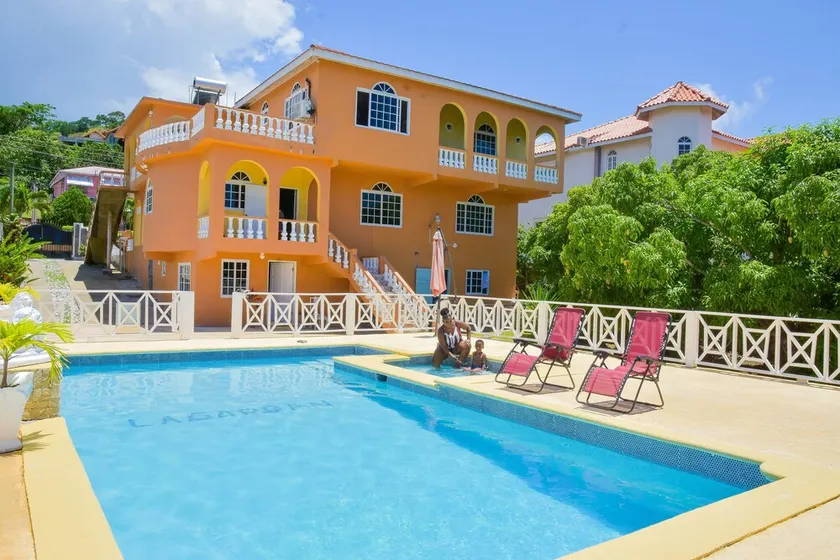 5 BEDROOM Apartment - Image 1