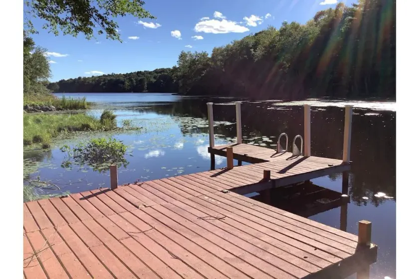 Serene 4-acre estate on private lake with hot tub - Image 1