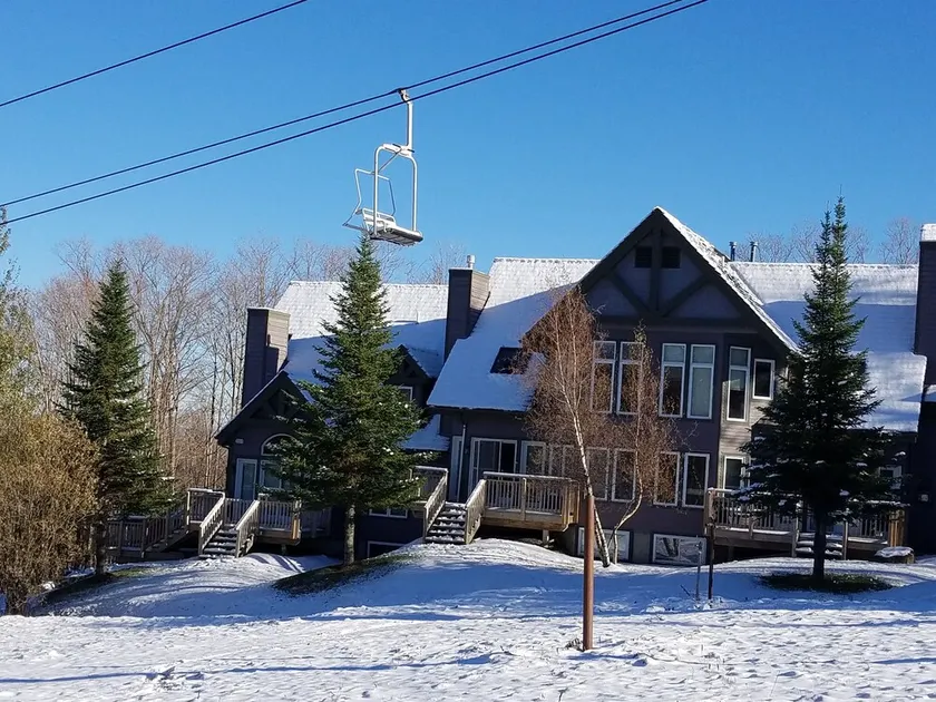 Maison de ville ski in / out, 8 forfaits de ski inc. chaque jour!!  4 BR sur Raccoon Run !! - Image 1